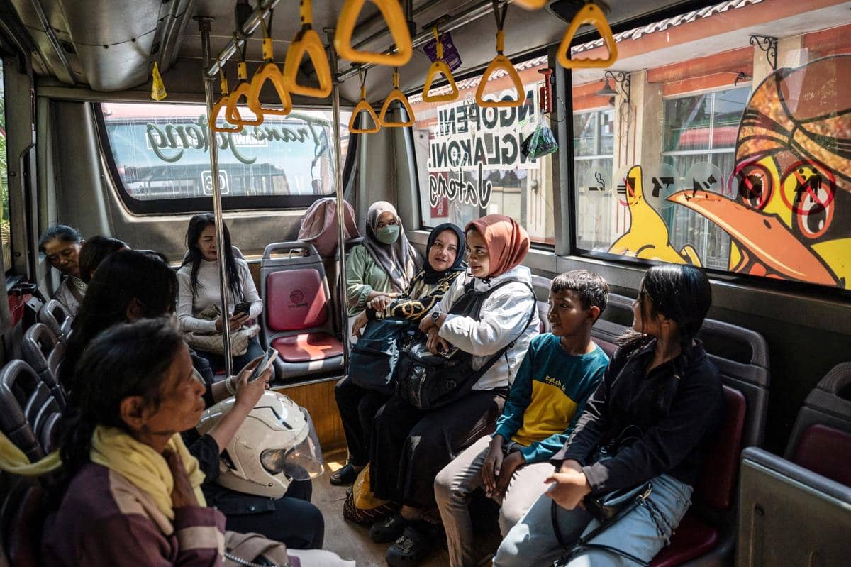 Penumpang berada di dalam bus Trans Jateng di Semarang, Jawa Tengah. (ANTARA FOTO/Aprillio Akbar)