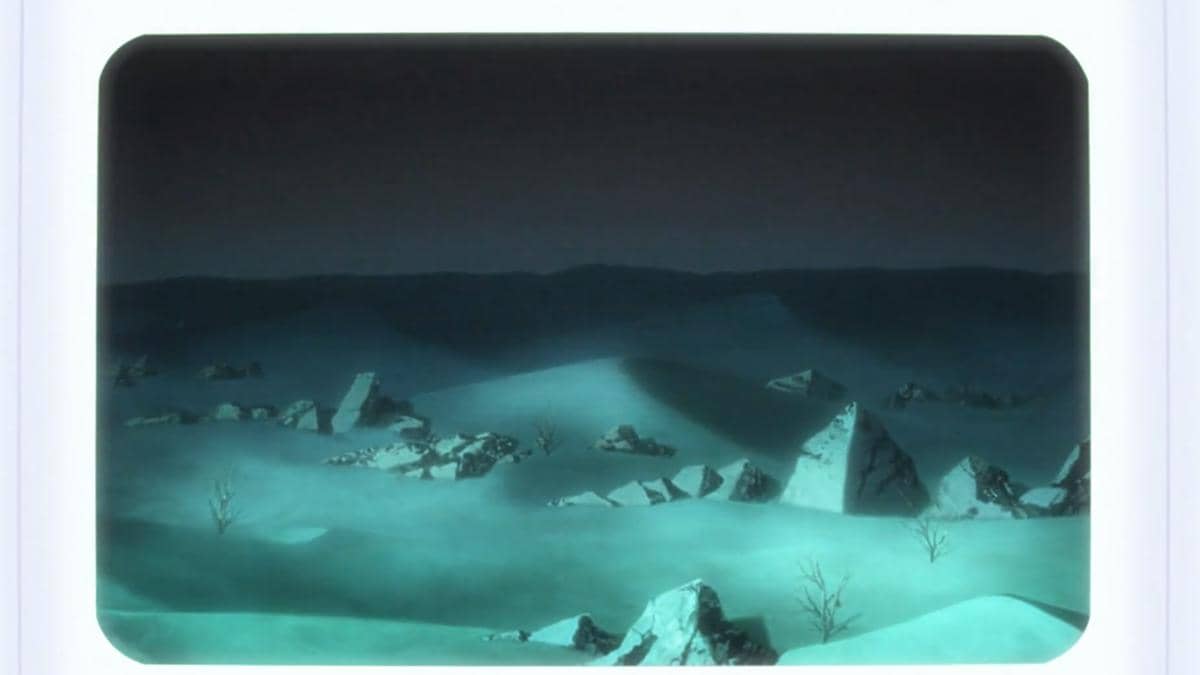Sejumlah layar di ruang peneliti menampilkan pemandangan Hueco Mundo dalam anime Bleach TYBW Part 4.