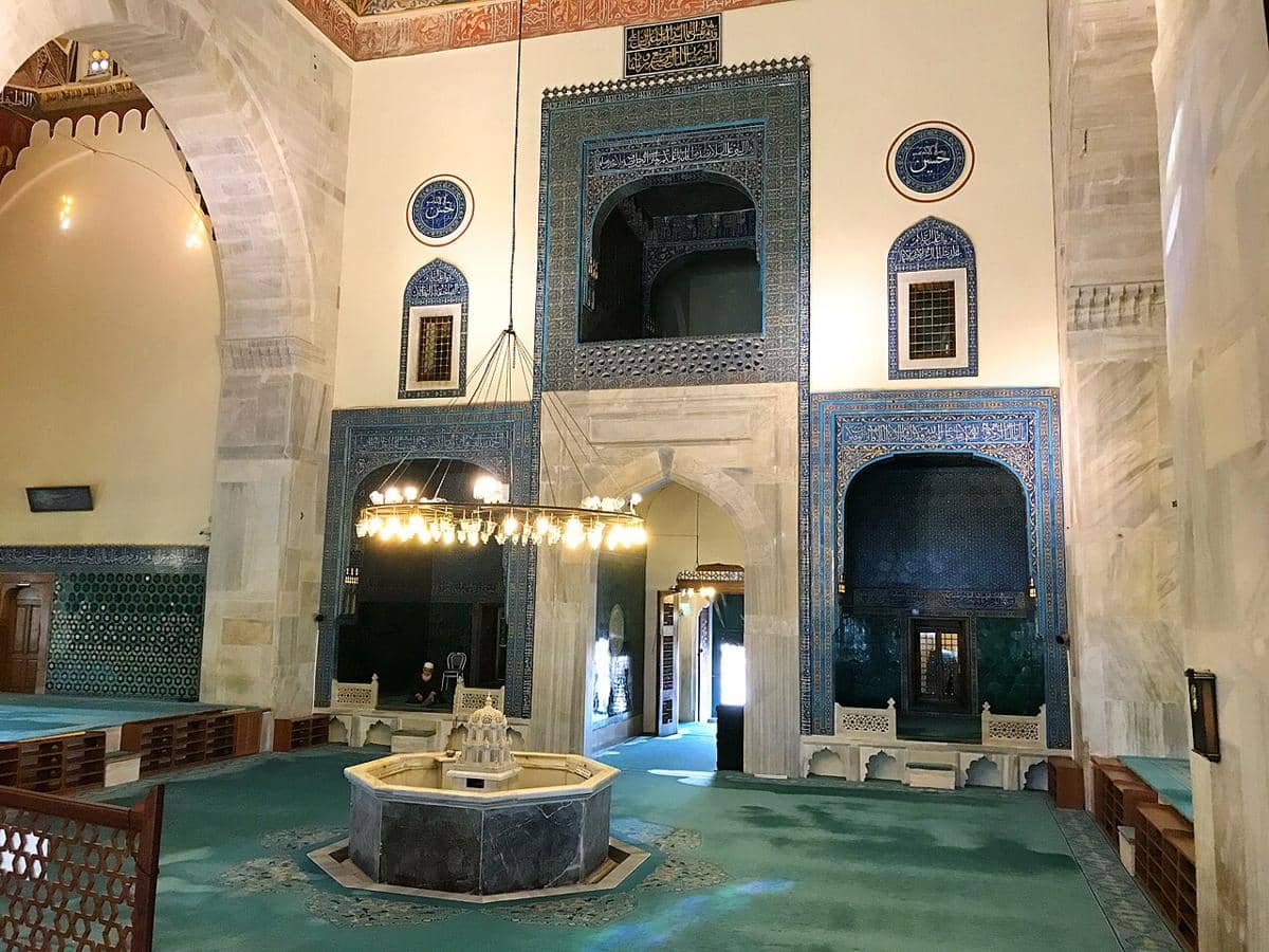 Air mancur marmer berbentuk segi delapan terletak tepat di bawah kubah utama Masjid Hijau di Bursa, Turki.