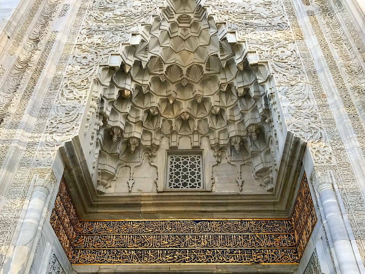 Portal pintu masuk dengan rangkaian muqarnas dari Masjid Hijau di Bursa, Turki.