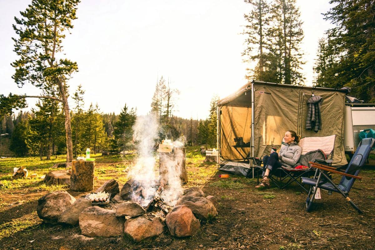 ilustrasi wanita camping