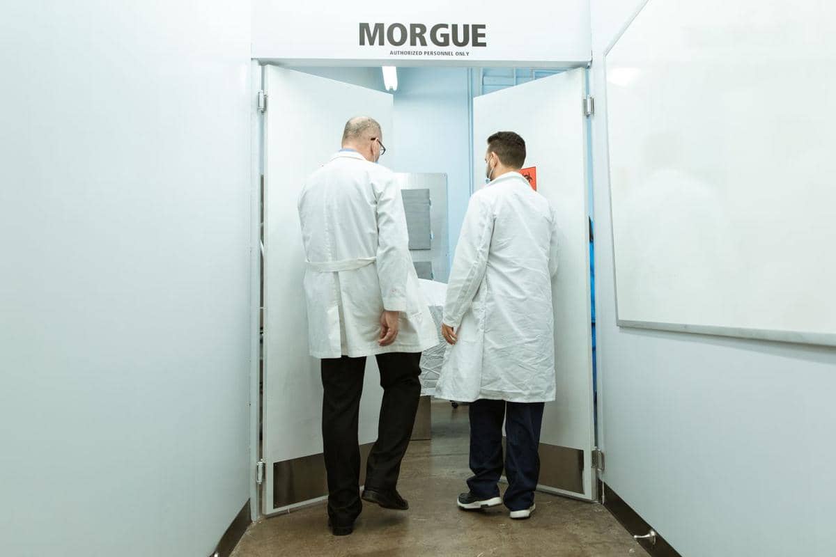 Dokter sedang bertugas di kamar mayat.