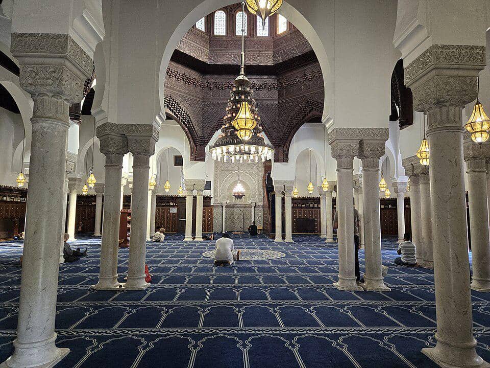 Pemandangan aula salat di dalam Masjid Agung Paris yang menampilkan mihrab dan mimbar.