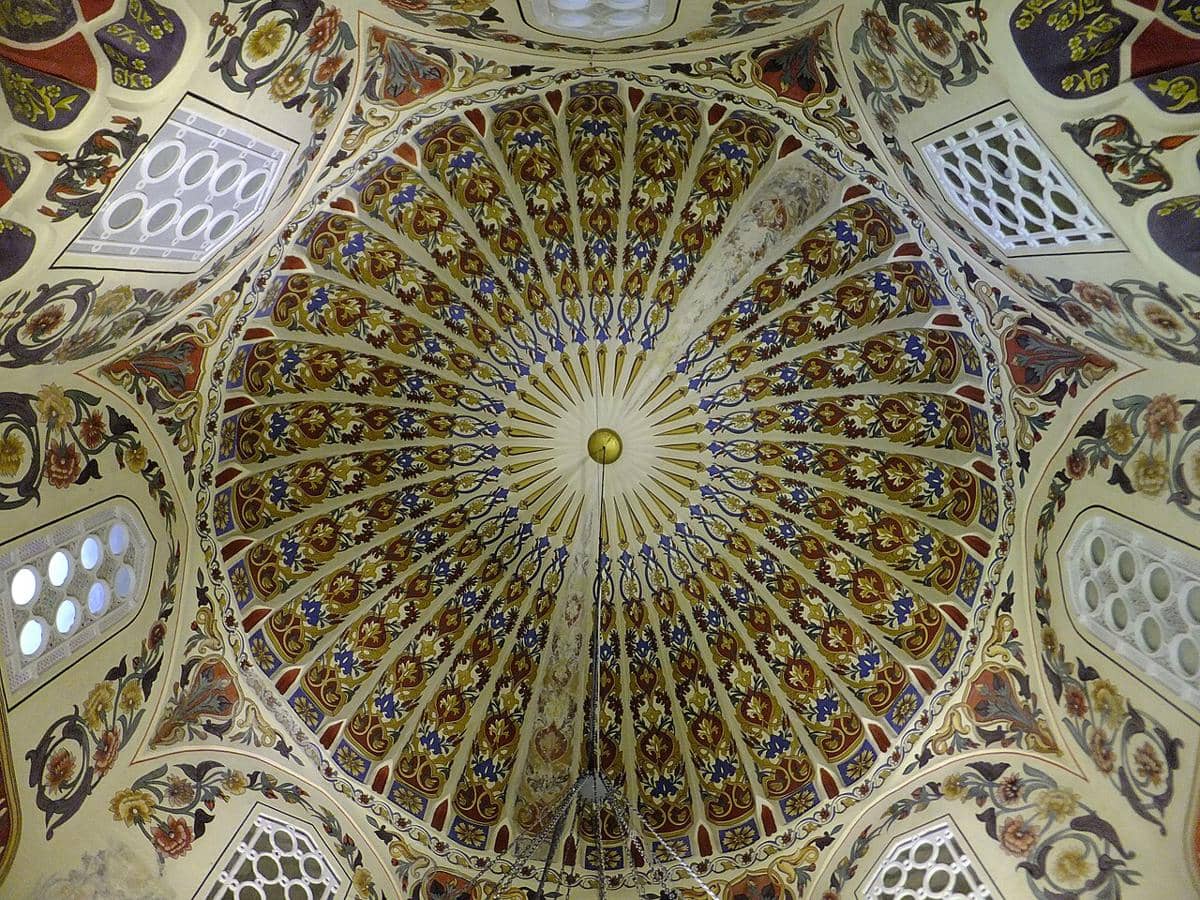 Kubah bagian dalam Masjid Hijau di Bursa, Turki.