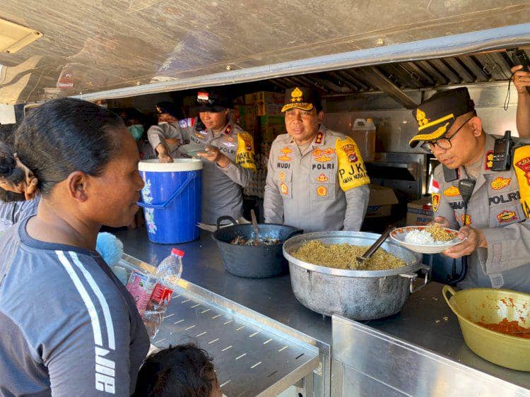 Kapolda NTT Irjen Pol. Rudi Darmoko melayani dan membagikan makanan kepada pengungsi gempa Nagekeo di dapur lapangan Polri.