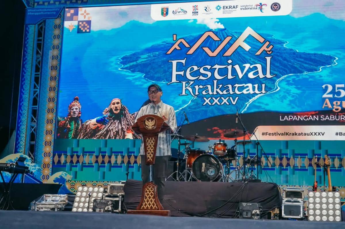 Gubernur Lampung Rahmat Mirzani Djausal membuka Festival Krakatau XXXV dalam acara peresmian bersama para tamu undangan.