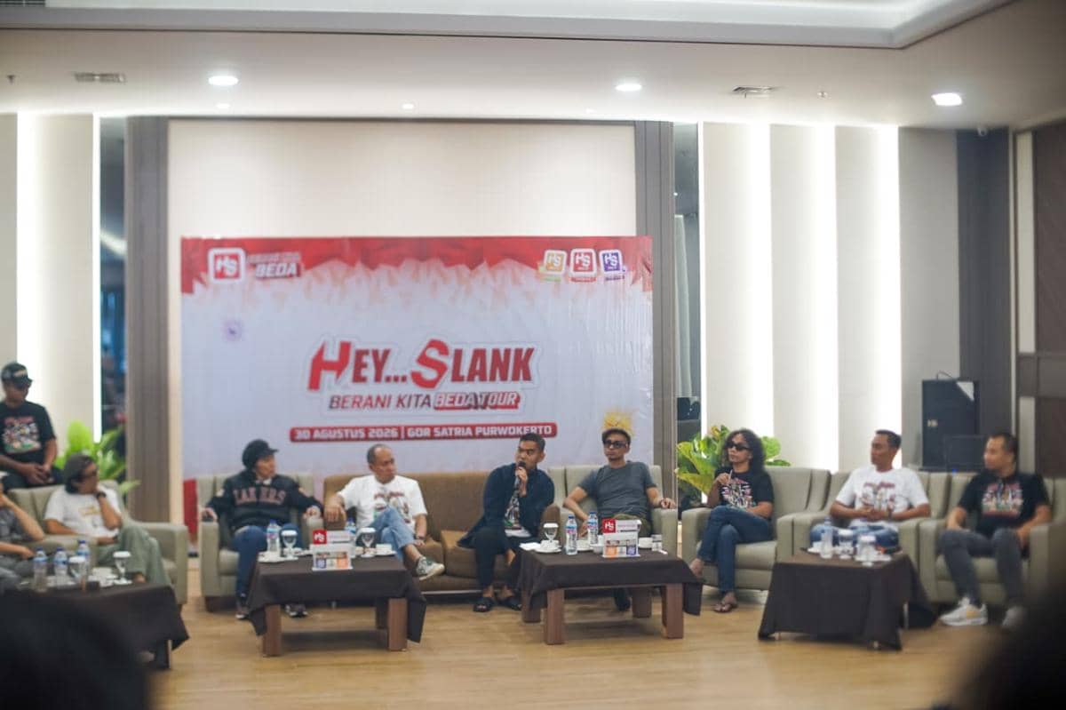 Personel Slank berdialog bersama owner HS Group dalam sesi pertemuan yang berlangsung santai di sebuah ruangan.
