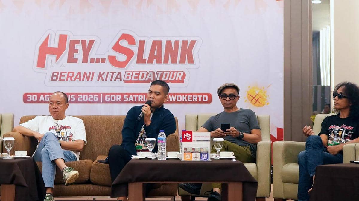 Personel Slank dan perwakilan penyelenggara duduk di meja saat konferensi pers jelang konser di Purwokerto.