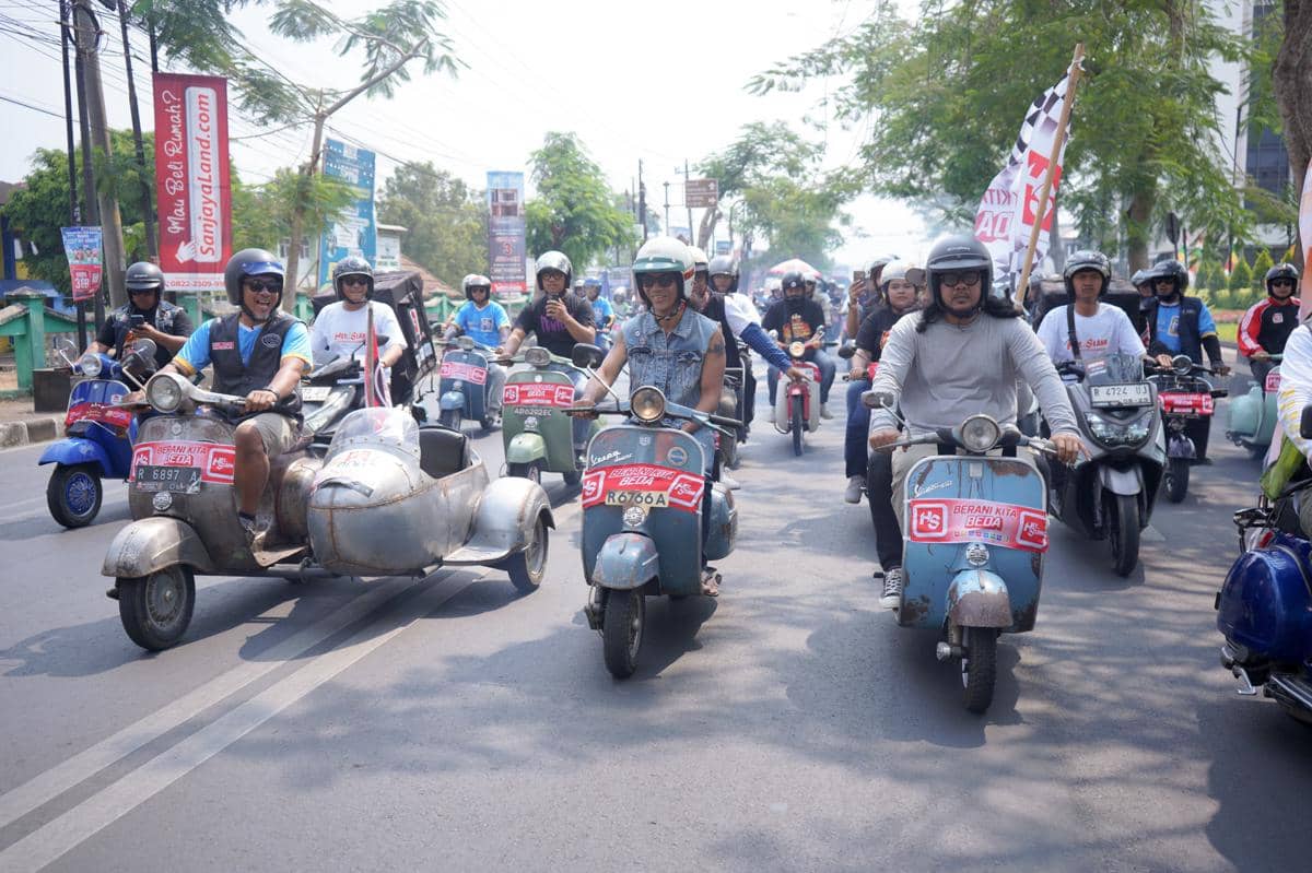 Momen Kaka Slank dan Sadewo Asyik Naik Vespa Jelang Konser GOR Satria