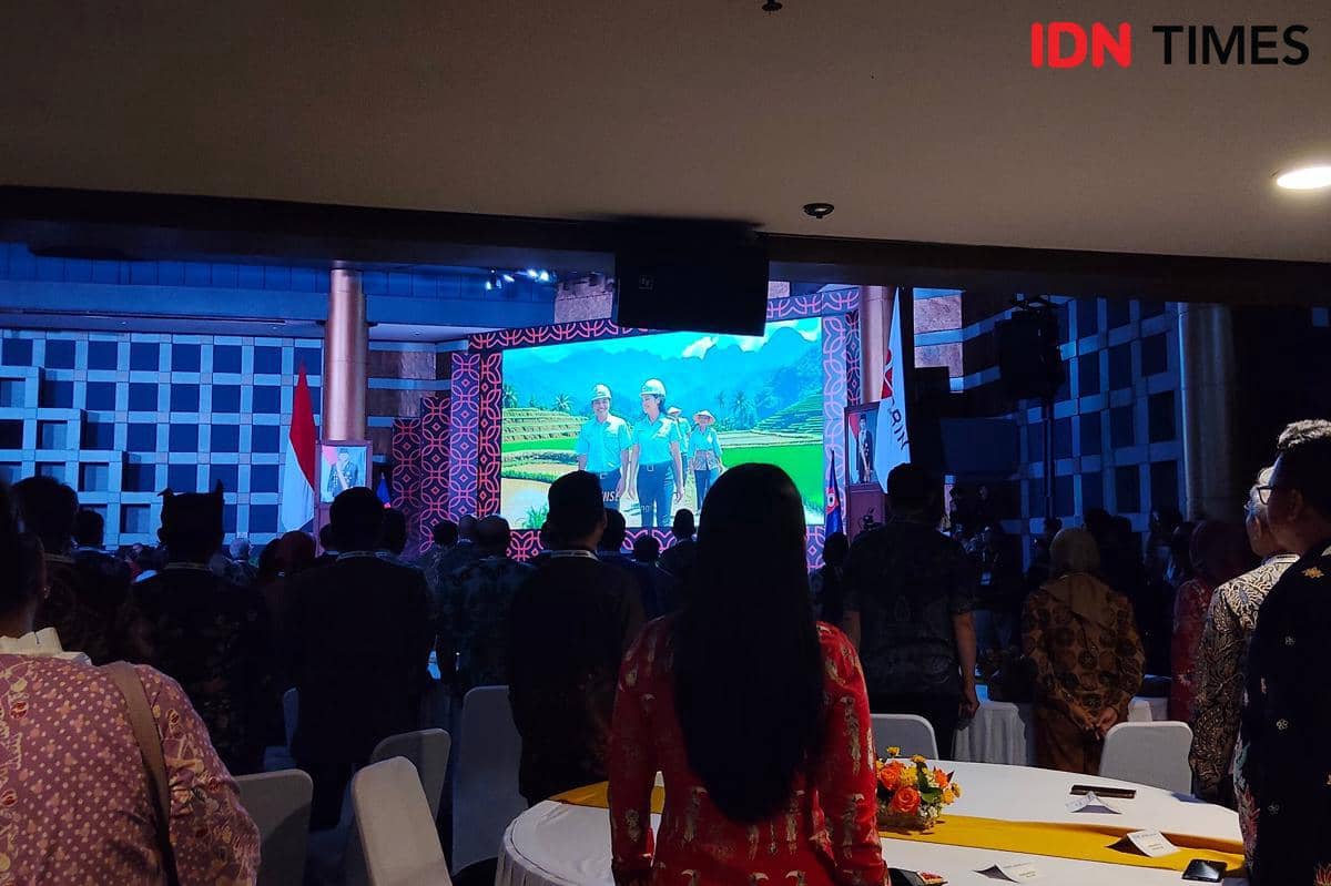 Para peserta berdiri menyanyikan Hymne Persatuan Insinyur Indonesia pada malam penganugerahan IKD 2026 di Jakarta.