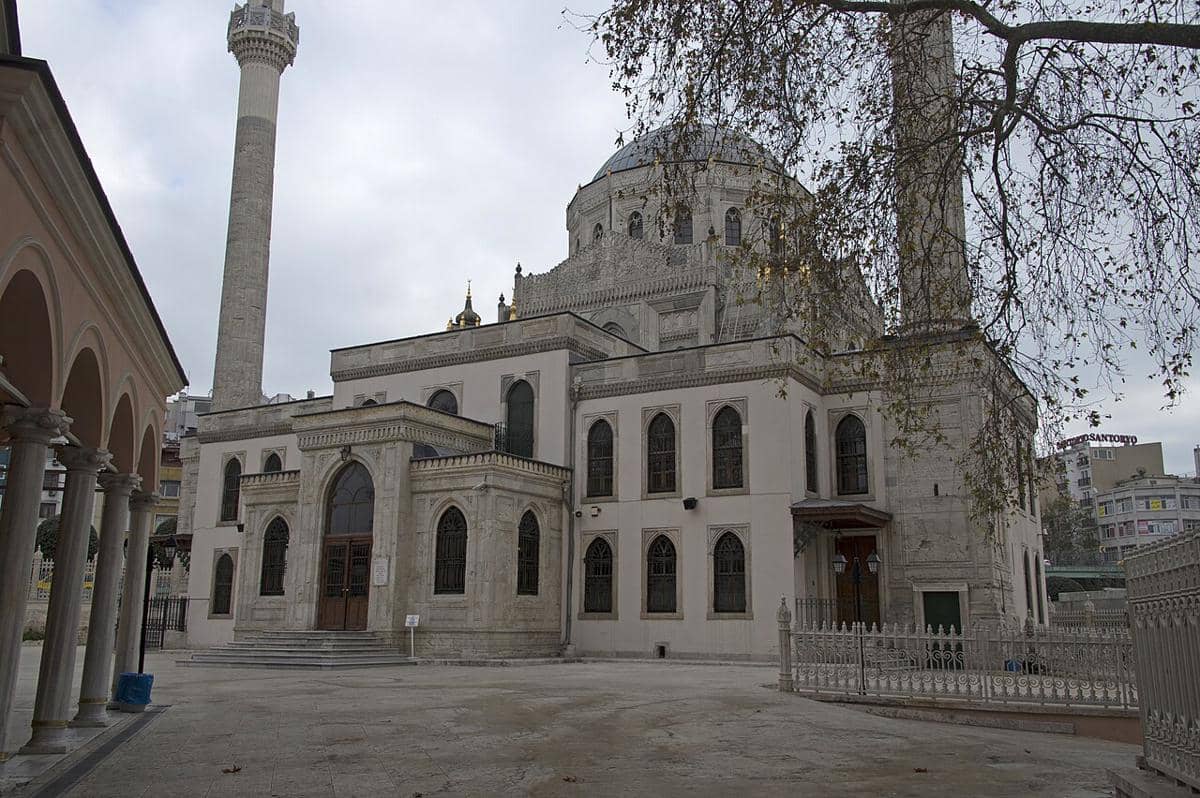 Pelataran Masjid Pertevniyal Valide Sultan di Istanbul, Turki.
