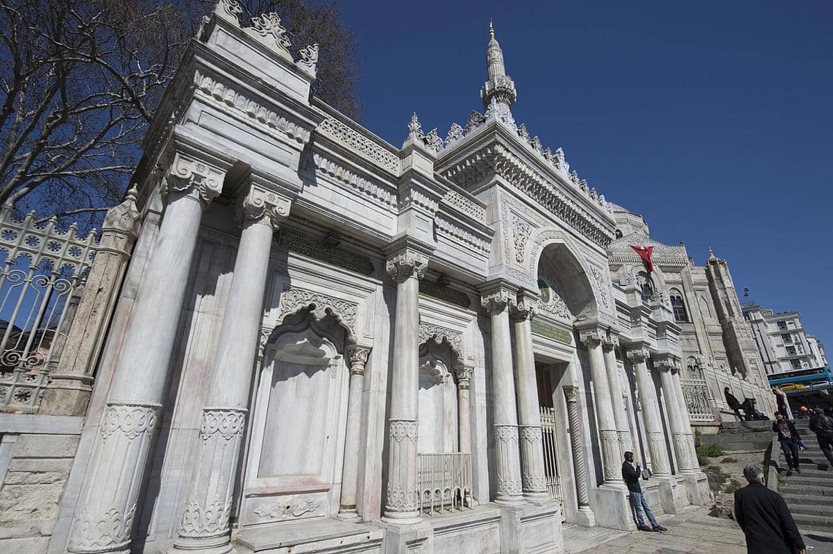 Gerbang Masjid Pertevniyal Valide Sultan di Istanbul, Turki.