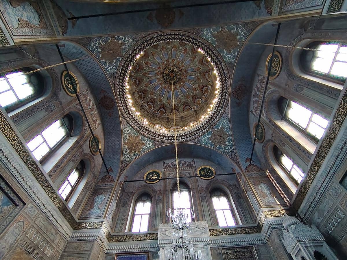 Interior kubah utama dari Masjid Pertevniyal Valide Sultan di Istanbul, Turki.