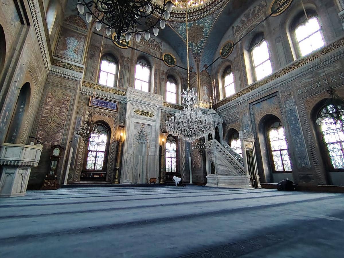 Bagian dalam ruang salat Masjid Pertevniyal Valide Sultan di Istanbul, Turki.