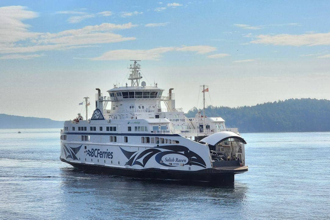 Kapal sedang berlayar di laut.