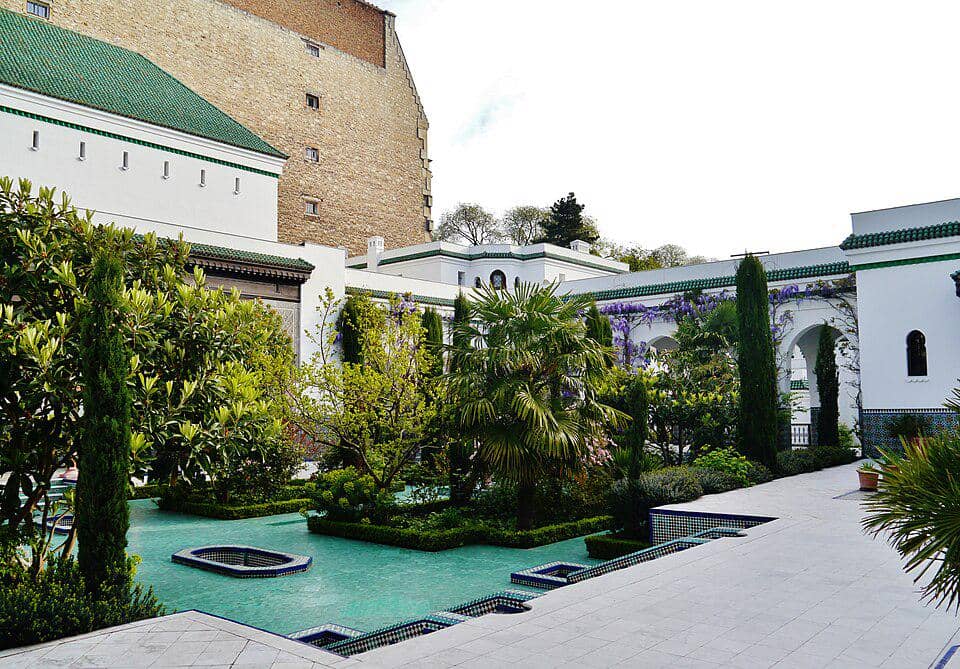 Pemandangan taman di dalam Masjid Agung Paris.