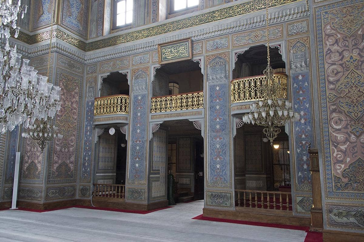 Bagian dalam Masjid Pertevniyal Valide Sultan di Istanbul, Turki.