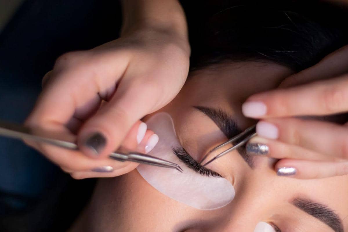 Apa Itu Korean Lash Lift? Berbeda dengan Lash Extension!