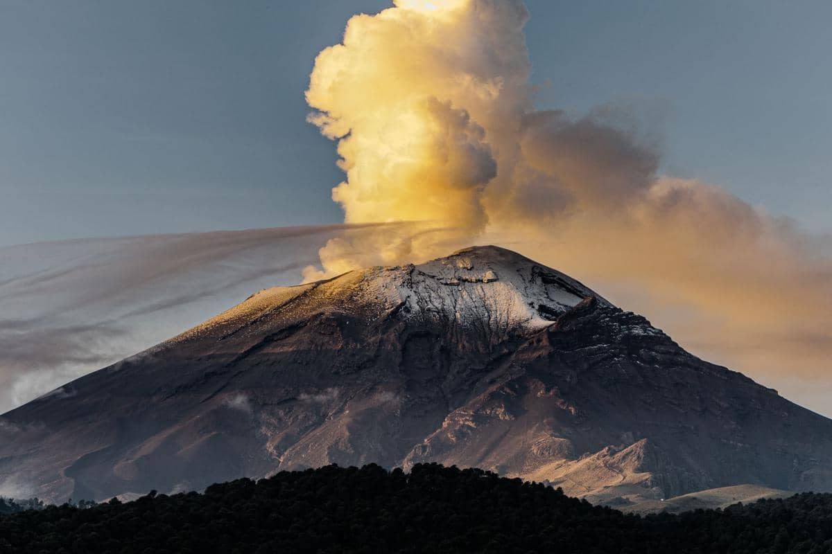 ilustrasi asap gunung meletus