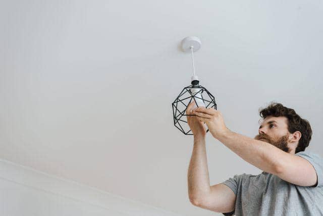 Ilustrasi memasang lampu