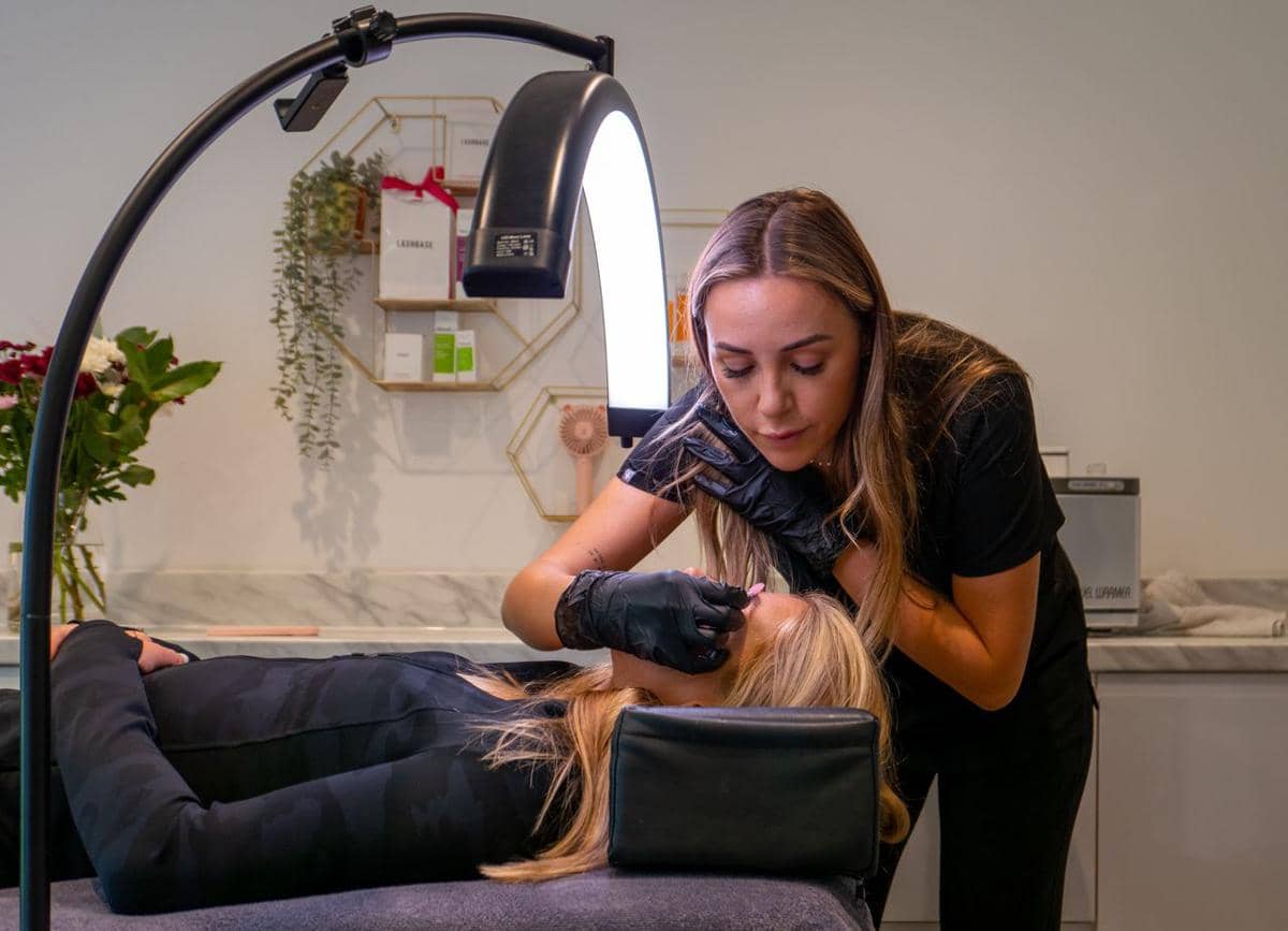 Ilustrasi lash lift