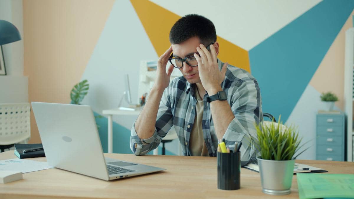 5 Alasan Cowok Terjebak Job Hugging, Gak Semudah Itu untuk Resign