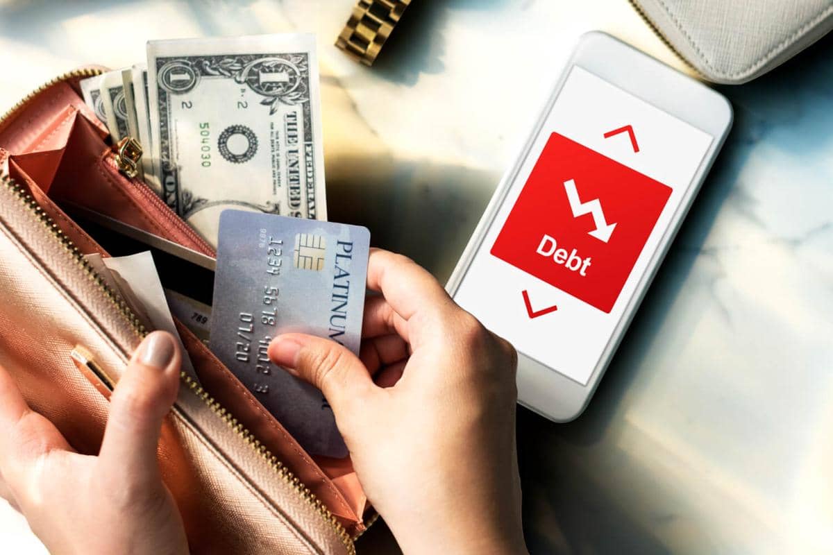 ilustrasi bayar utang, kartu kredit, uang di dompet, cash