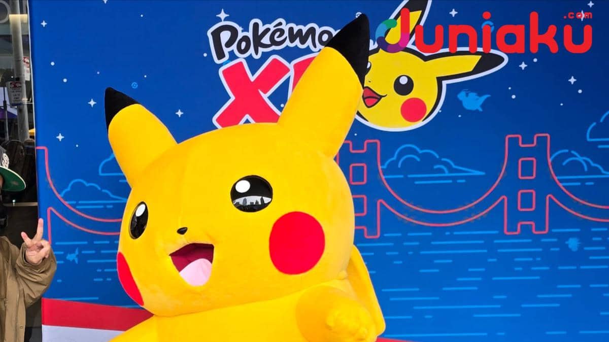 Maskot Pikachu berpose pada acara Preview Night 2026 Pokémon World Championship dan Pokémon XP di area acara.