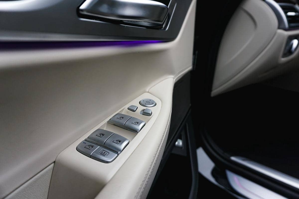 5 Penyebab Kaca Mobil Sulit Naik Turun, Power Window Mulai Melemah?