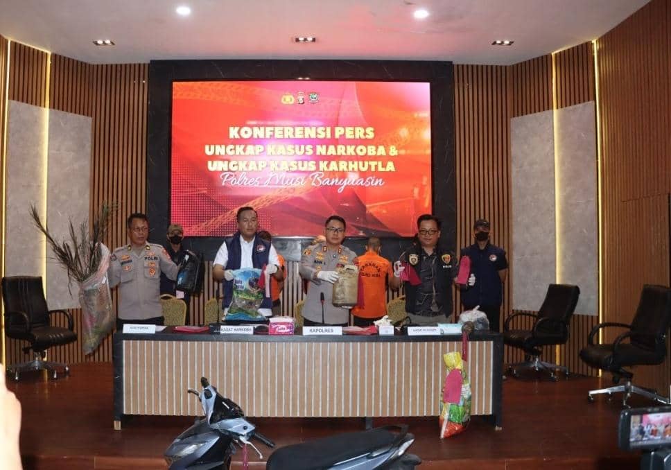Kapolres Muba AKBP Adik Listiyono saat menggelar pers rilis terkait pelaku pembakaran hutan.