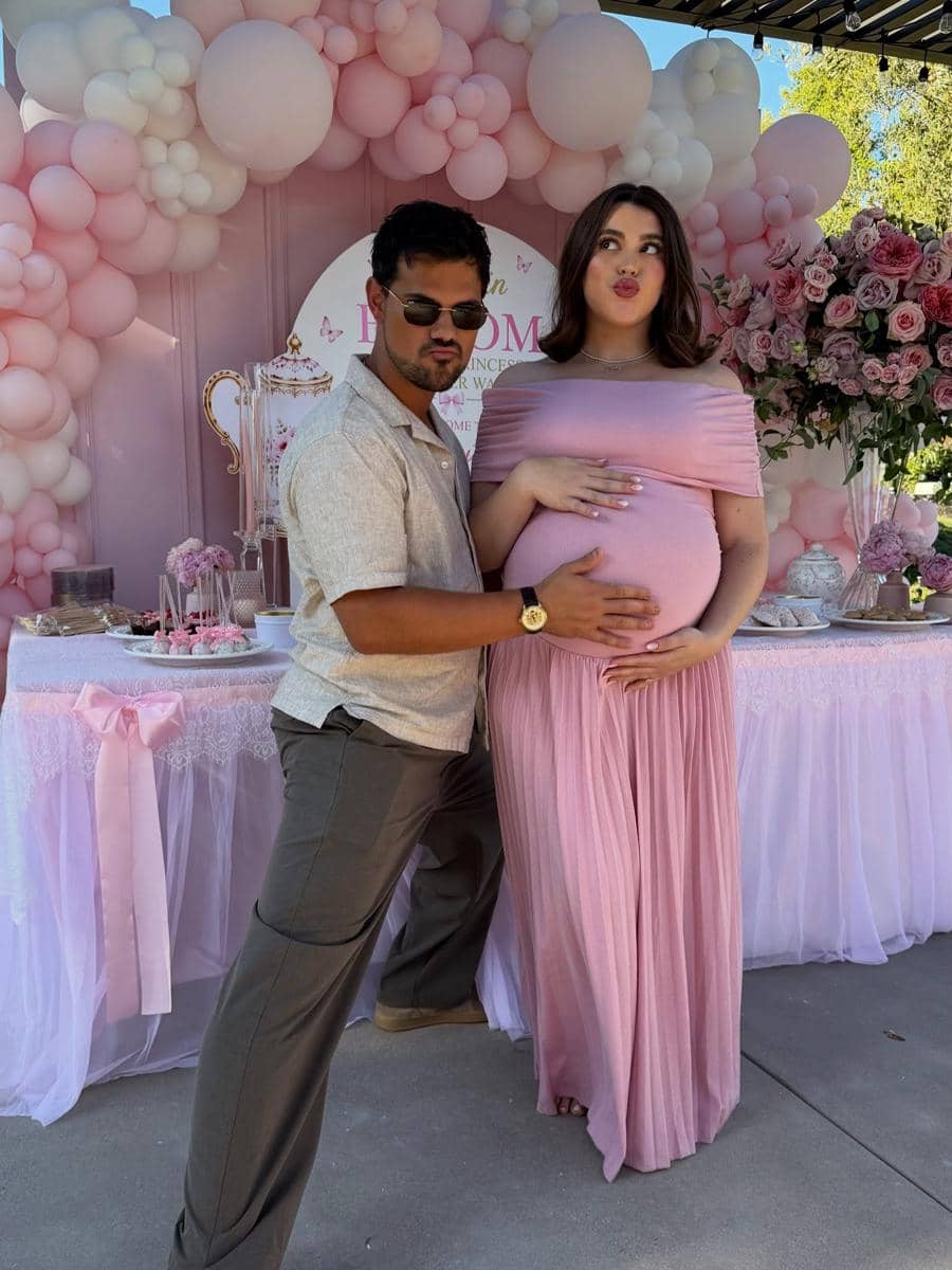 Dekorasi baby shower Taylor Lautner dengan rangkaian balon dan ornamen bernuansa lembut di dalam ruangan.