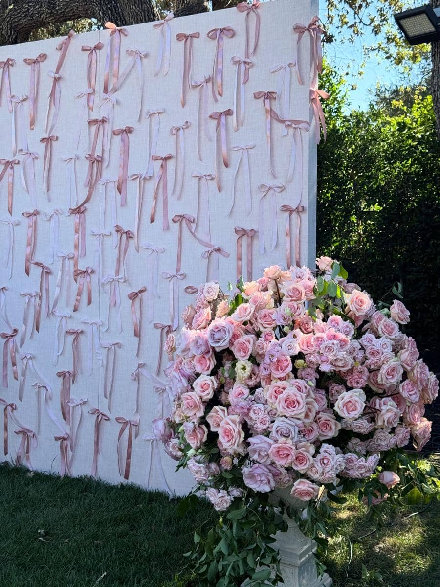 Gaya dan dekorasi baby shower Taylor Lautner dalam unggahan yang dibagikan melalui akun Instagram pribadinya.