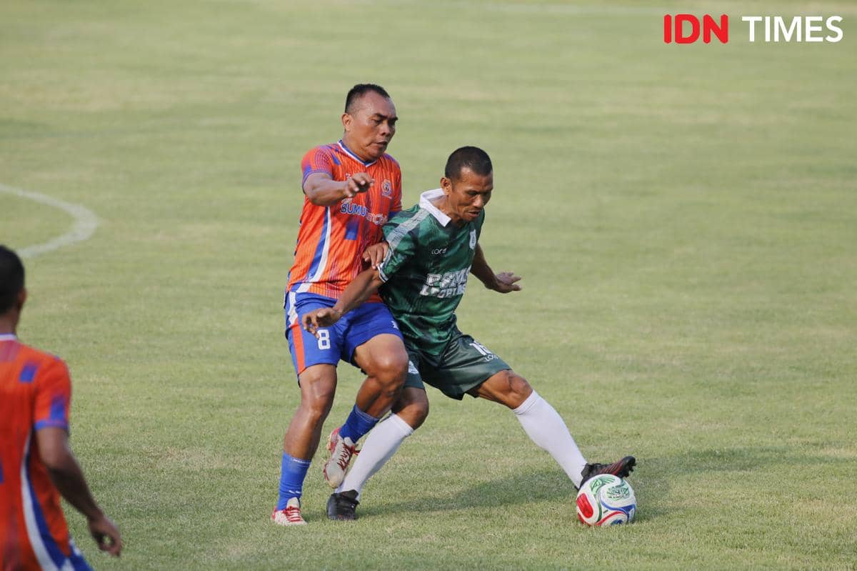 Para pemain PSMS Sibayak dan Bank Sumut berebut bola dalam pertandingan di Stadion Kebun Bunga, Medan.