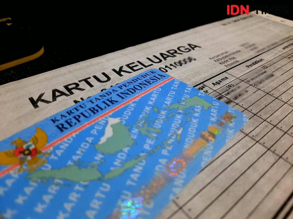 Ilustrasi dokumen identitas kependudukan Indonesia berupa Kartu Keluarga dan Kartu Tanda Penduduk.