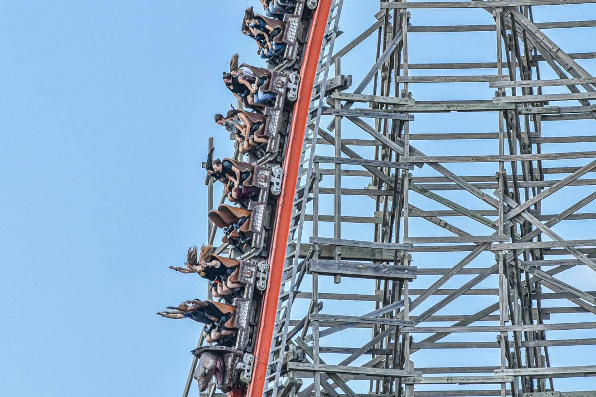 Lintasan roller coaster Six Flags menjulang dengan rangka baja di taman hiburan Texas, Amerika Serikat.