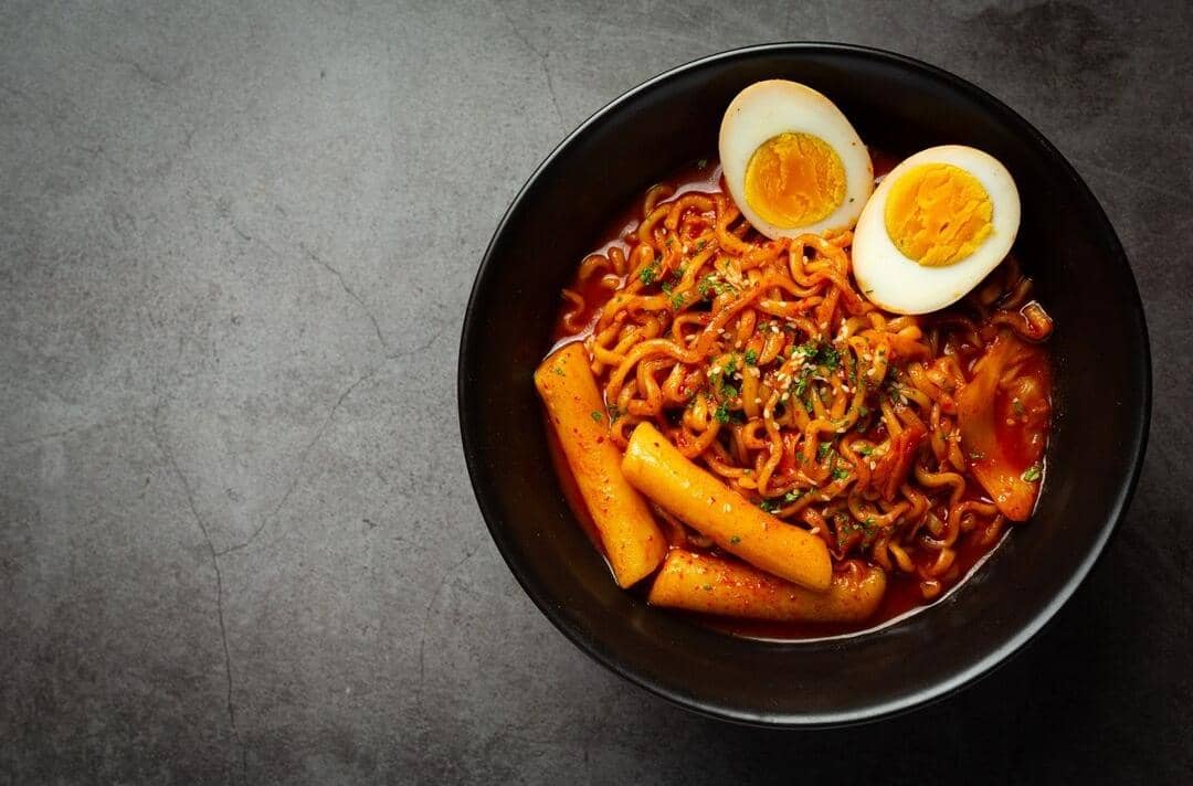 ilustrasi mie gochujang