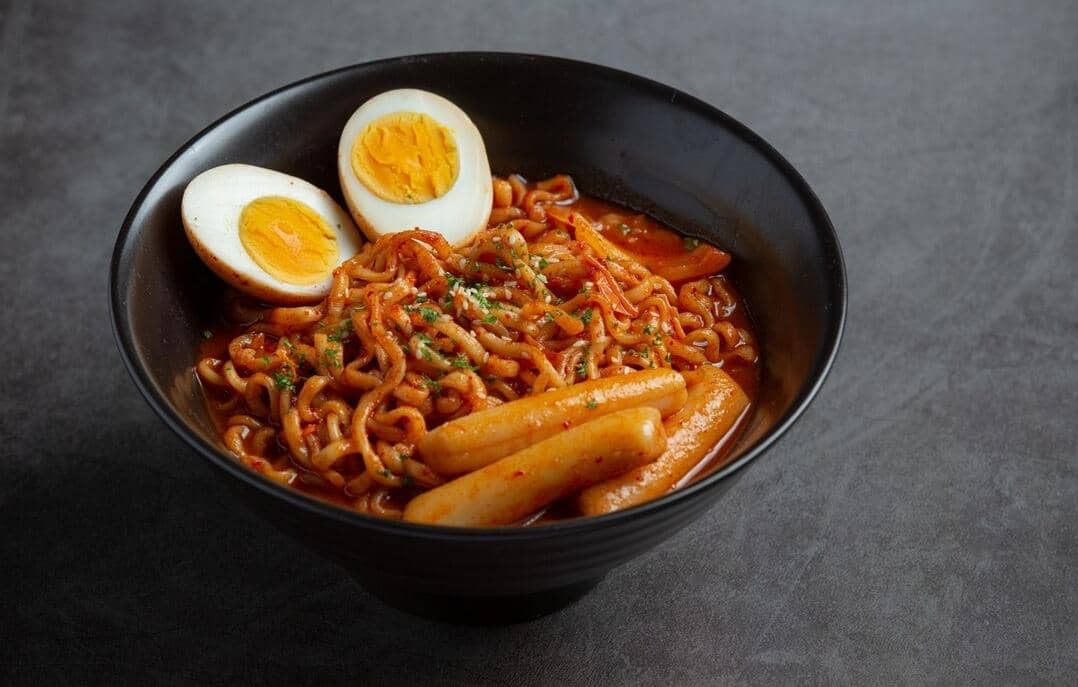 4 Cara Masak Mie Gochujang biar Rasanya Makin Nendang