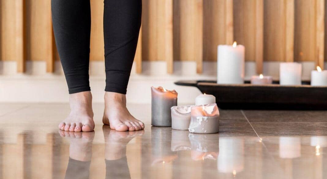 menginjakkan kaki di lantai keramik