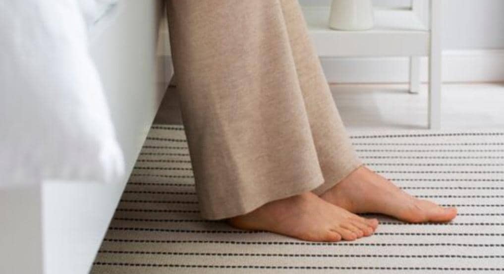 menginjakkan kaki di karpet