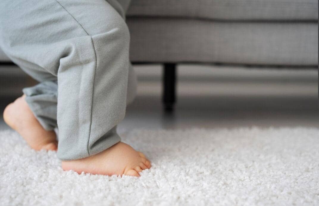 menginjakkan kaki di karpet
