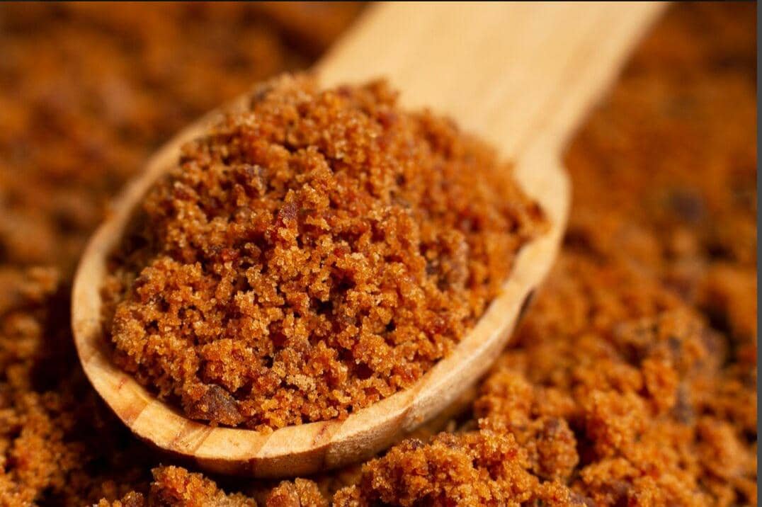 Gula aren berwarna cokelat sebagai pemanis alami yang umum digunakan dalam beragam makanan dan minuman.