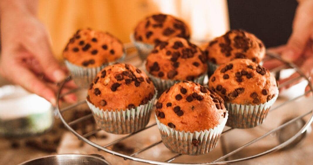Ilustrasi muffin gula aren berwarna cokelat keemasan dengan tekstur lembut, disajikan sebagai kudapan manis.