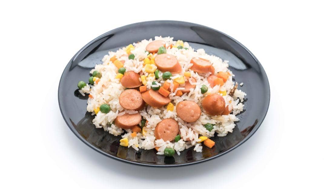 ilustrasi nasi goreng sosis teriyaki