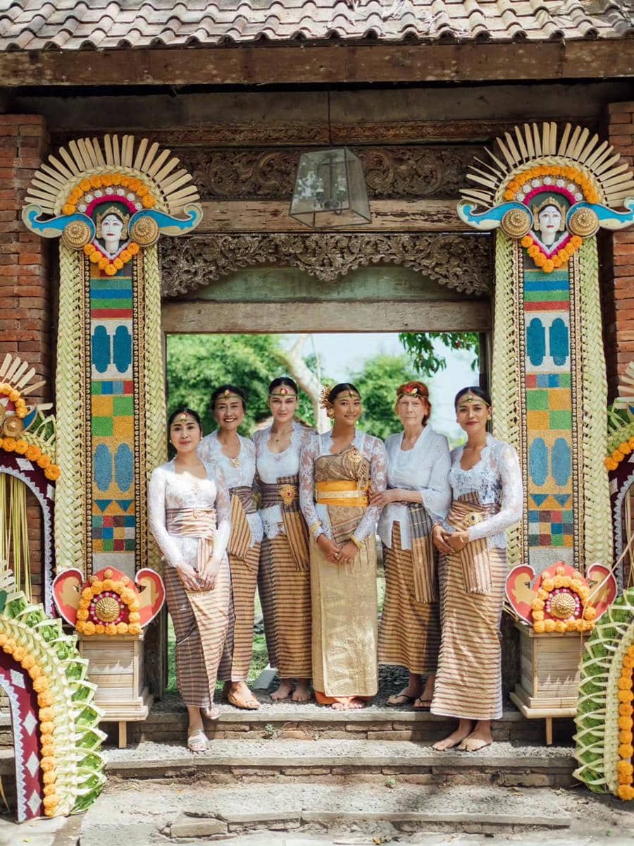 Luna Maya menghadiri upacara Menek Kelih keponakannya di Bali dengan mengenakan busana adat berwarna putih.