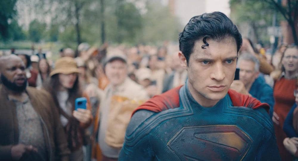 Karakter pahlawan super Superman dalam materi visual film Superman produksi DC Studios, dengan tampilan kostum ikoniknya.