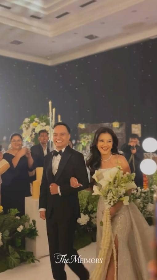 Sejumlah mantan member JKT48 berpose bersama pengantin Noella Sisterina dalam resepsi pernikahannya.