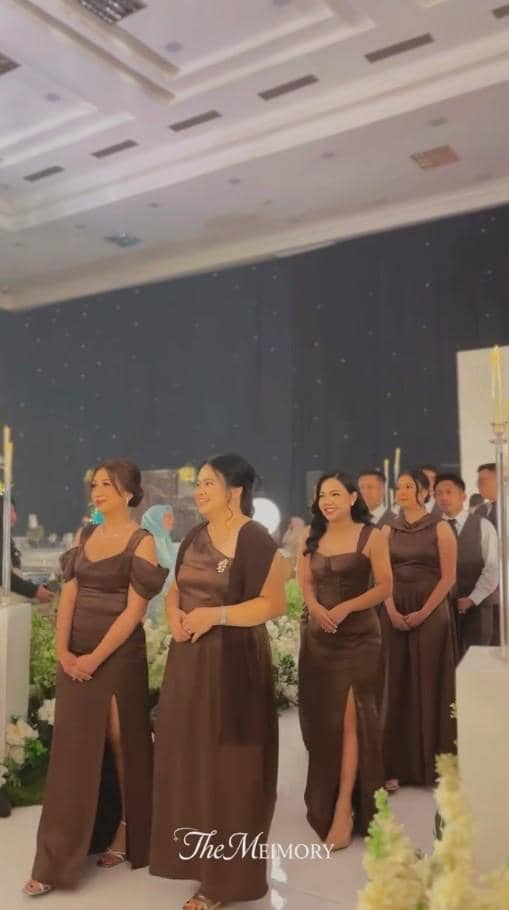 Sejumlah mantan anggota JKT48 berpose bersama pengantin Noella Sisterina dalam acara pernikahannya yang meriah.