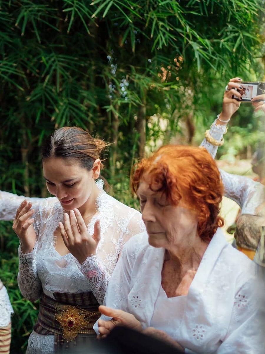 Luna Maya mengenakan kebaya adat Bali saat menghadiri upacara Menek Kelih keponakannya yang berlangsung di Bali.