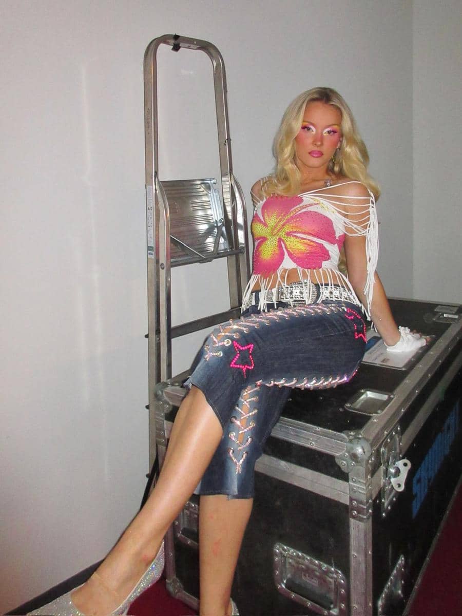 Zara Larsson dalam potret unggahan akun Instagram, dengan wajah menghadap kamera dan pose yang tenang.