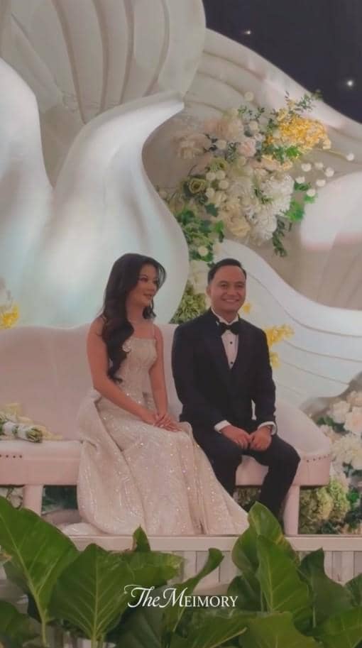 Para mantan anggota JKT48 berpose bersama pengantin Noella Sisterina di acara resepsi pernikahannya.